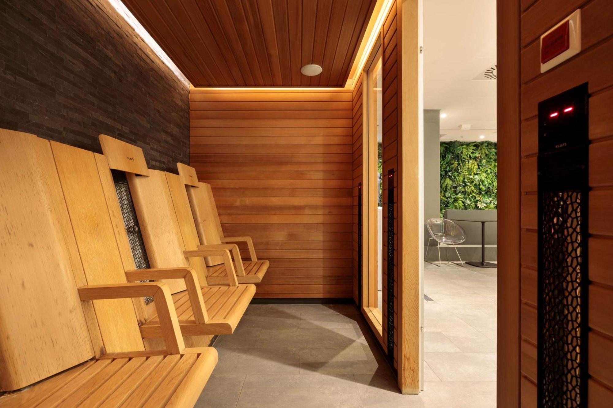 Radisson Blu Resort Swinoujscie Ngoại thất bức ảnh The photo shows a sauna area featuring wooden benches arranged along the walls. The interior is designed with natural wood paneling and has a warm, inviting ambiance. There is a glass door visible, which likely leads to another space, and some greene